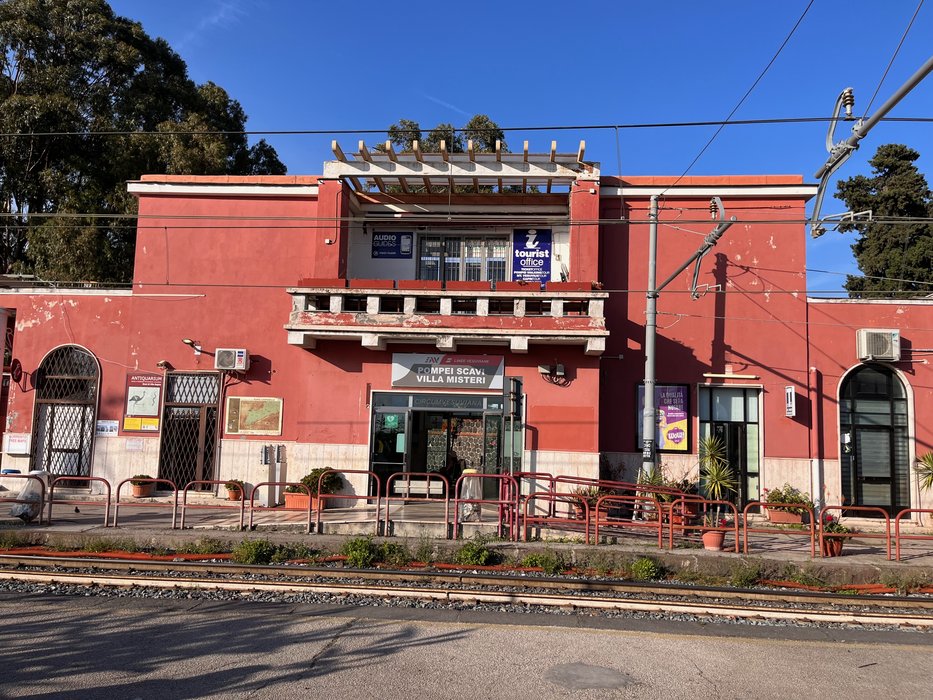 stazione-di-pompei-scavi-villa-dei-misteri-in-pompei-italy