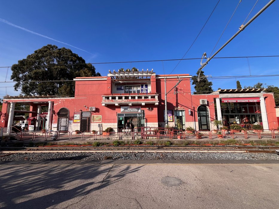 stazione-di-pompei-scavi-villa-dei-misteri-in-pompei-italy