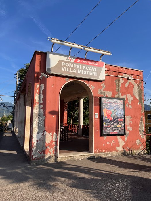 stazione-di-pompei-scavi-villa-dei-misteri-in-pompei-italy